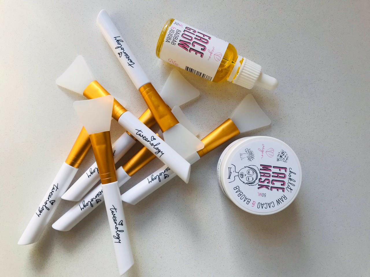 SILICONE FACE MASK BRUSH.